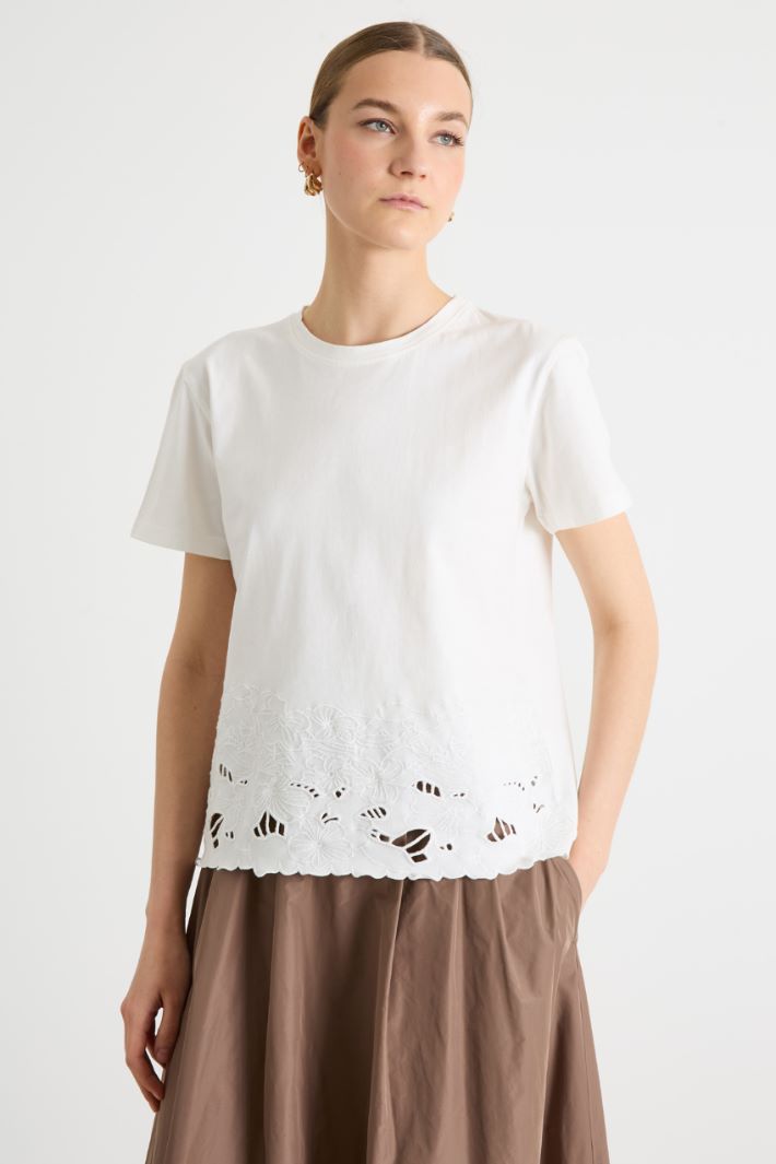 Embroidered-Hem T-Shirt Intrend - 2