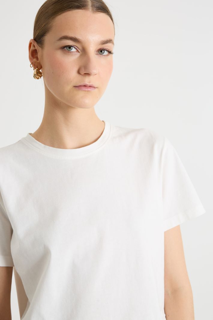 Embroidered-Hem T-Shirt Intrend - 3