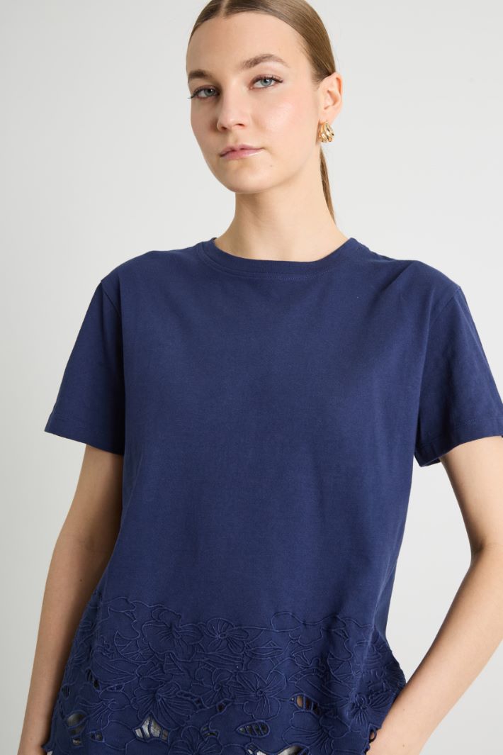 Embroidered-Hem T-Shirt Intrend - 3