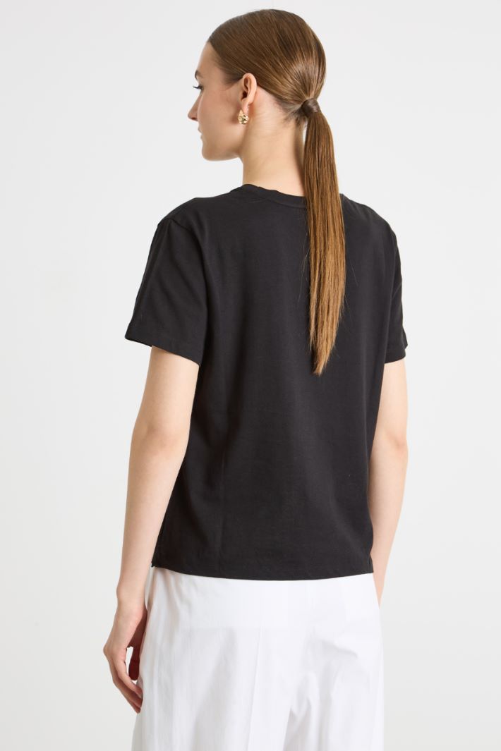 Embroidered-Hem T-Shirt Intrend - 4