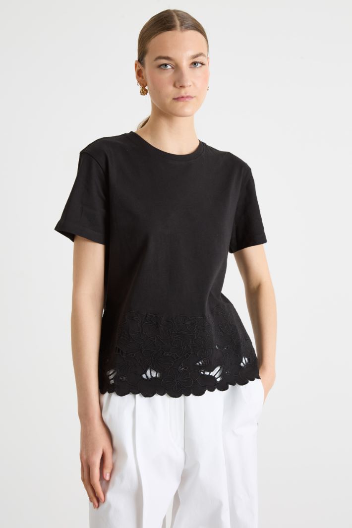 Embroidered-Hem T-Shirt Intrend - 2