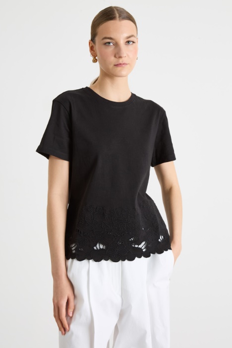 Embroidered-Hem T-Shirt Intrend