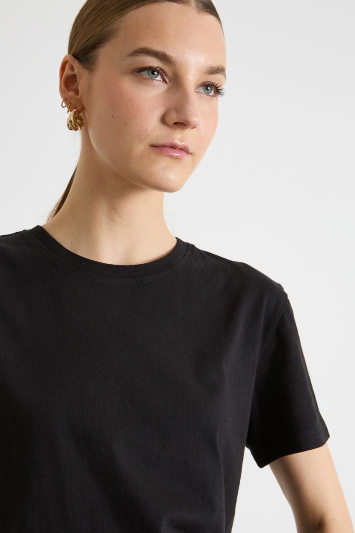 Embroidered-Hem T-Shirt Intrend - 3