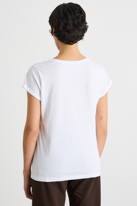 Camiseta con vuelta en la manga