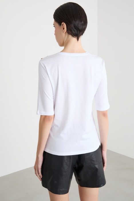 T-shirt con bottoni decorativi