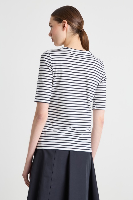 T-shirt con bottoni decorativi