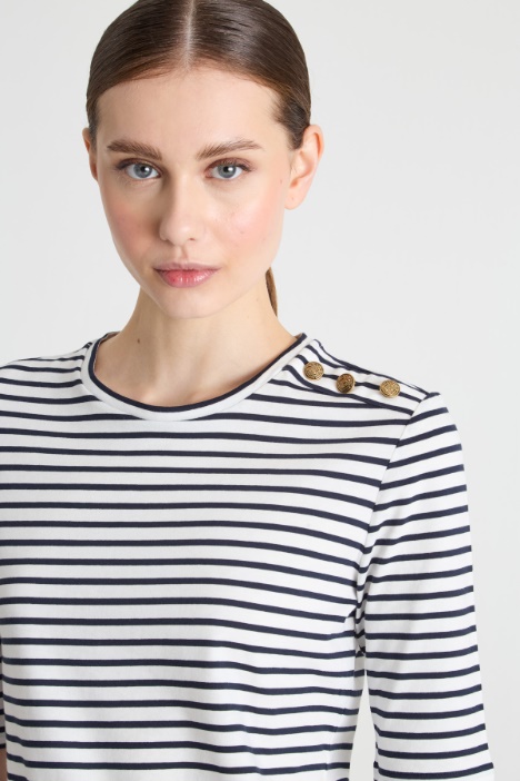T-shirt con bottoni decorativi