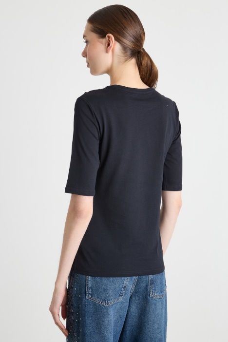 Camiseta con botones decorativos