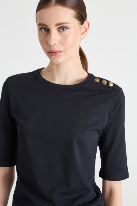 Camiseta con botones decorativos