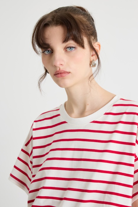 T-shirt boxy a spalla scesa