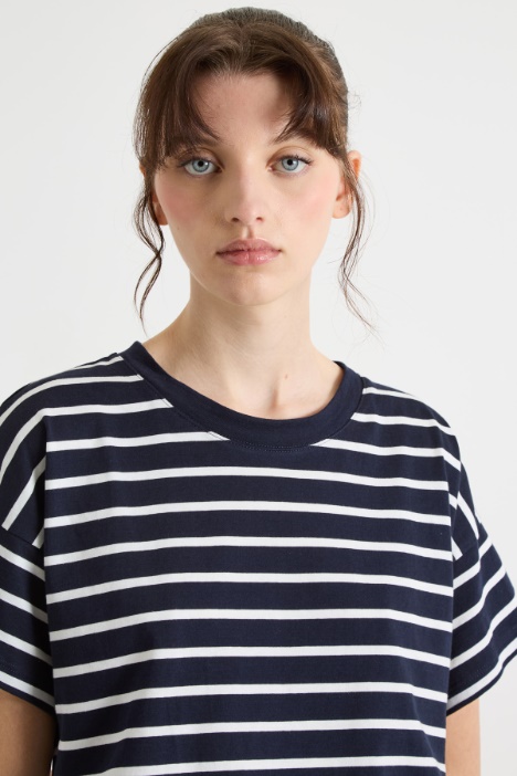 T-shirt boxy a spalla scesa