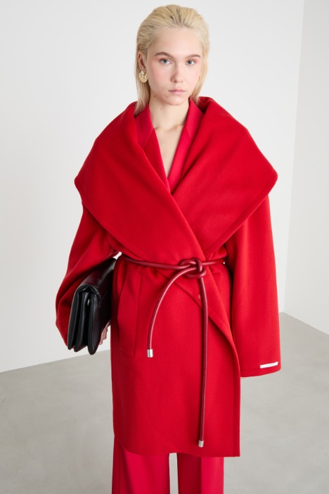 Cappotto con scollo a scialle