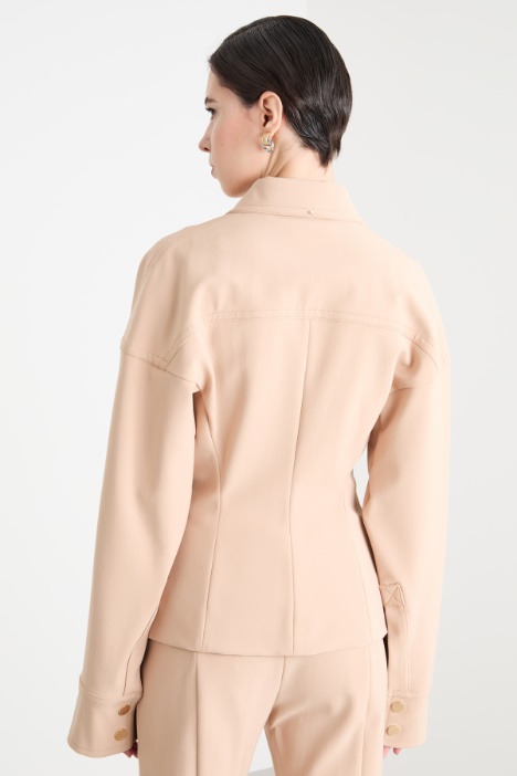 Giacca aderente con allacciatura nascosta