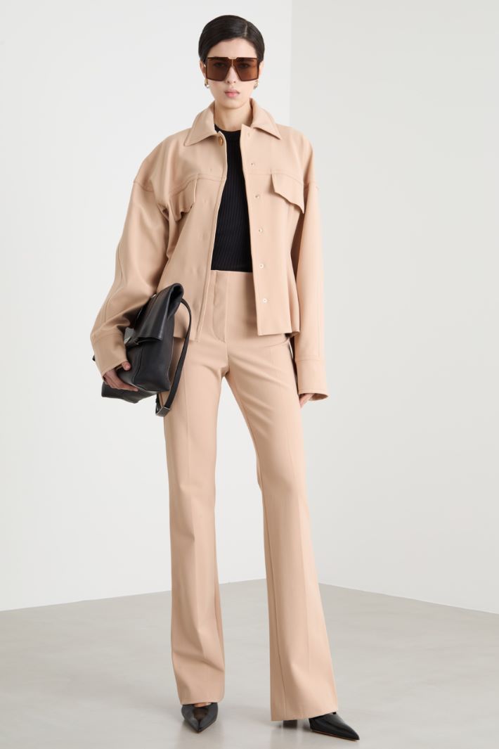 Chaqueta entallada con abotonadura oculta Intrend