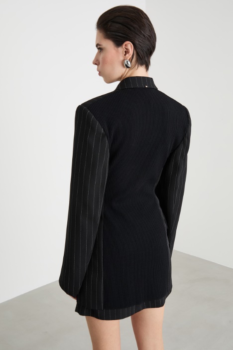 Blazer gessato con allacciatura alta