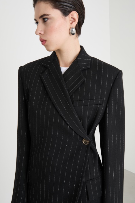 Blazer gessato con allacciatura alta