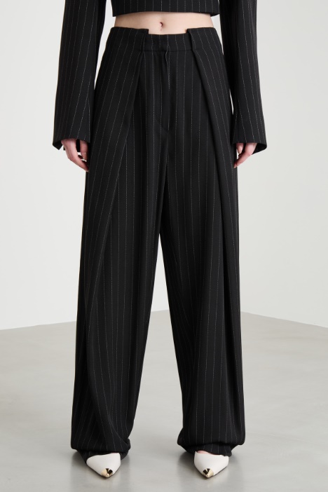 Pantalone ampio con pieghe