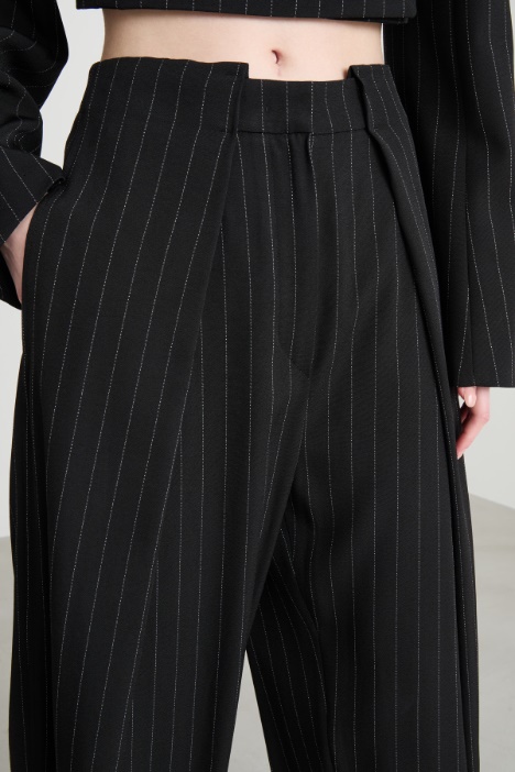 Pantalone ampio con pieghe