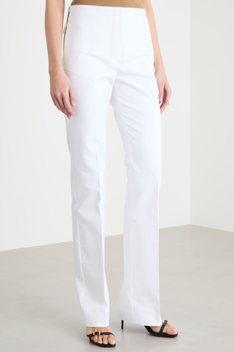 Pantalón ajustado con abertura en el bajo