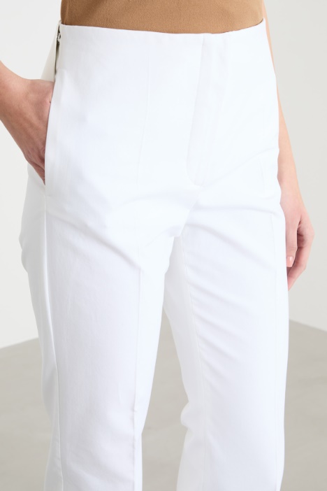 Pantalón ajustado con abertura en el bajo