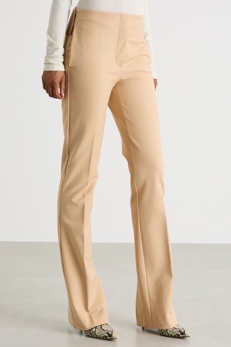 Pantaloni aderenti con zip sul fondo