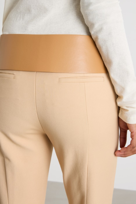 Pantaloni aderenti con zip sul fondo