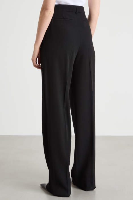 Pantalone ampio con pinces