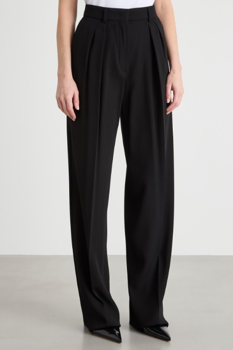 Pantalone ampio con pinces