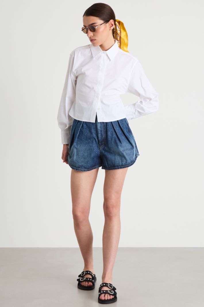 Pleated denim shorts Intrend
