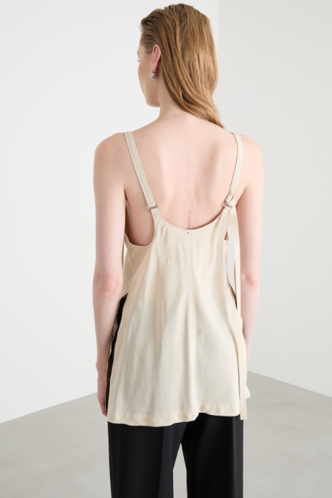 Top in tela con spacchi