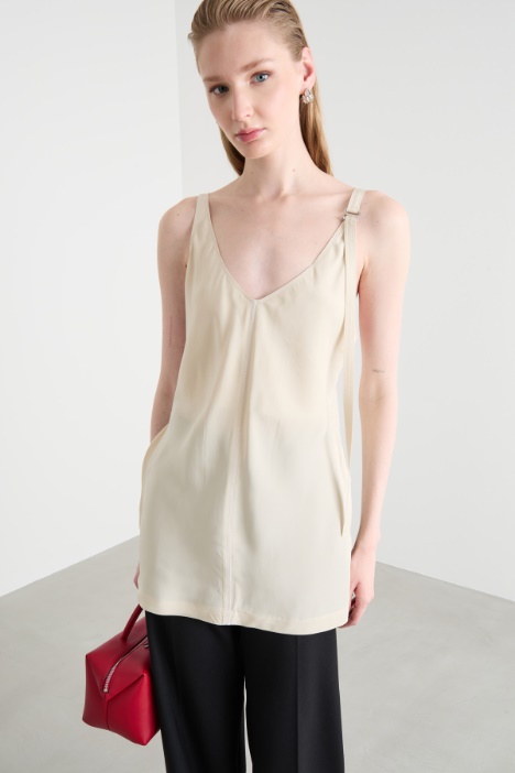 Side-slit top in viscose canvas Intrend