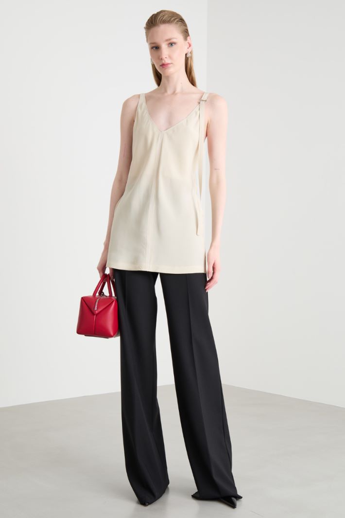 Side-slit top in viscose canvas Intrend