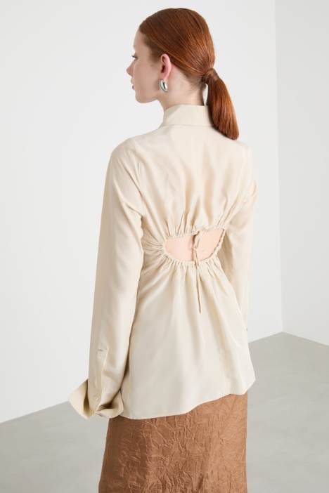 Camisa con cut-out en la espalda