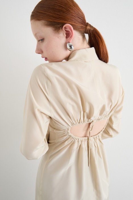 Camisa con cut-out en la espalda