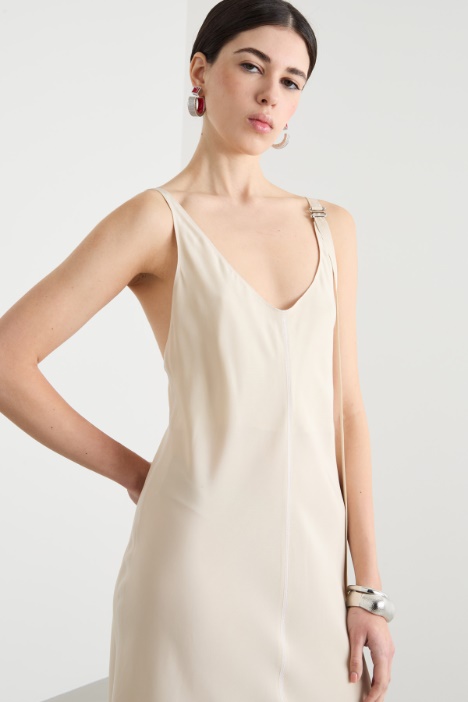 Abito lungo con spallino regolabile