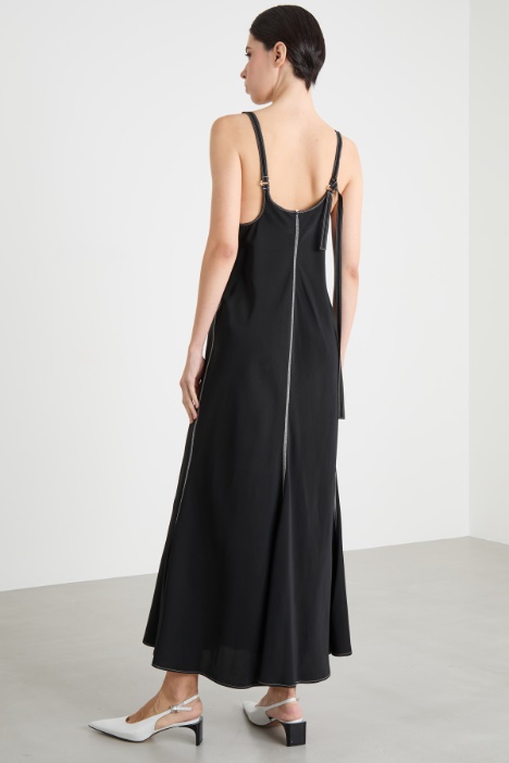 Abito lungo con spallino regolabile