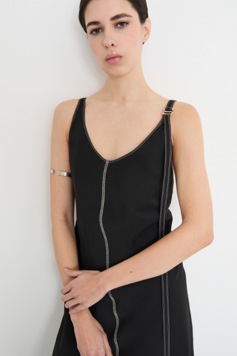 Abito lungo con spallino regolabile