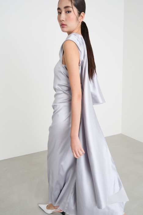 Abito aderente con drappeggi