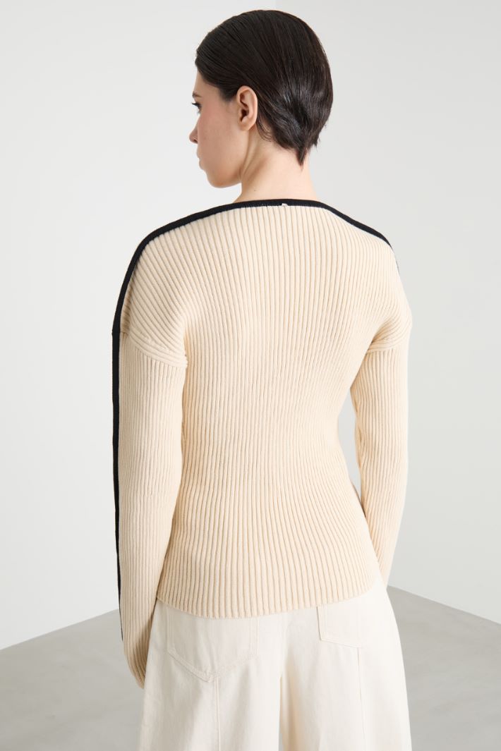 Slim-fit top with contrasting tubular trim Intrend - 4