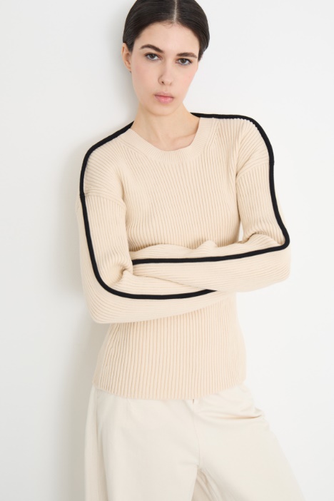 Slim-fit top with contrasting tubular trim Intrend