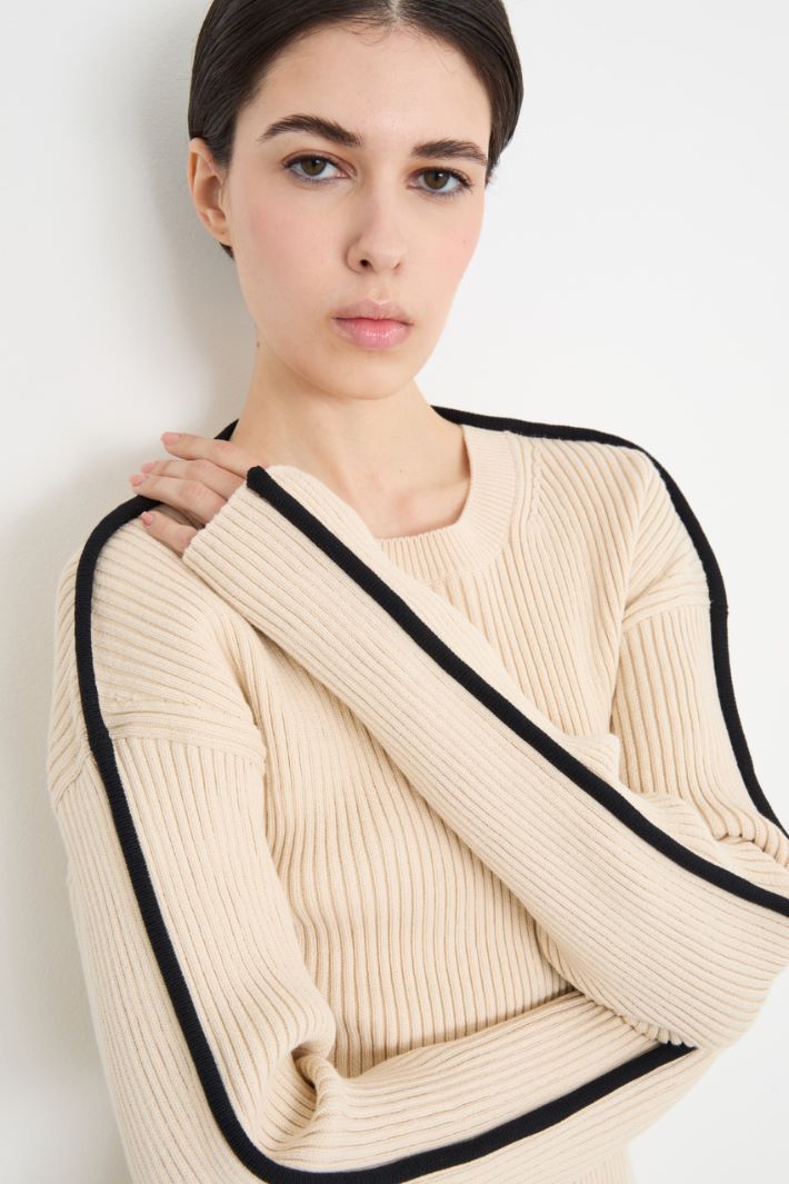 Slim-fit top with contrasting tubular trim Intrend - 3