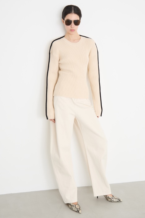 Slim-fit top with contrasting tubular trim Intrend