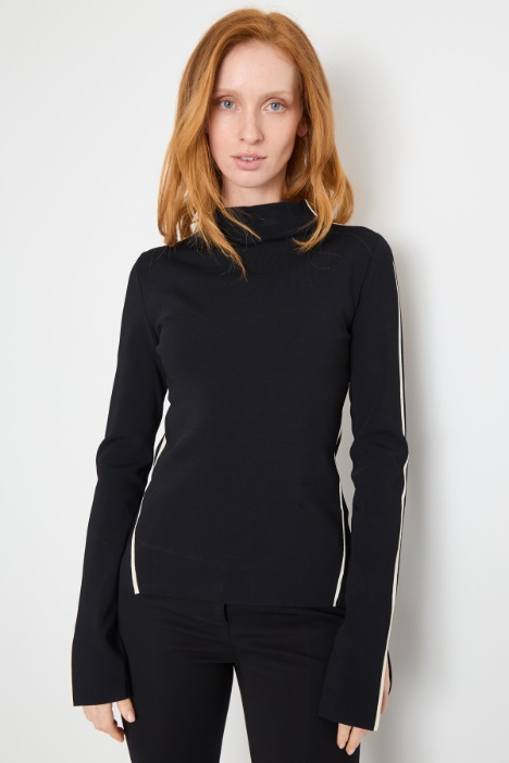 Slim-fit top with contrast trim Intrend