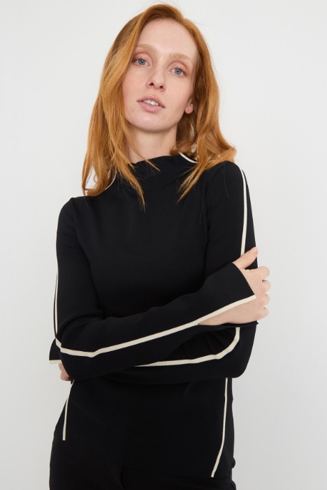 Maglia aderente con bordi a contrasto