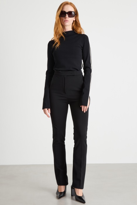 Slim-fit top with contrast trim Intrend