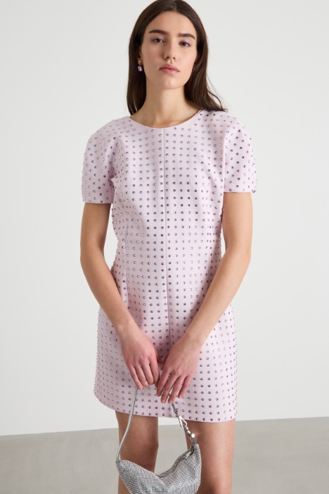 Vestido de cuello redondo con pedrería