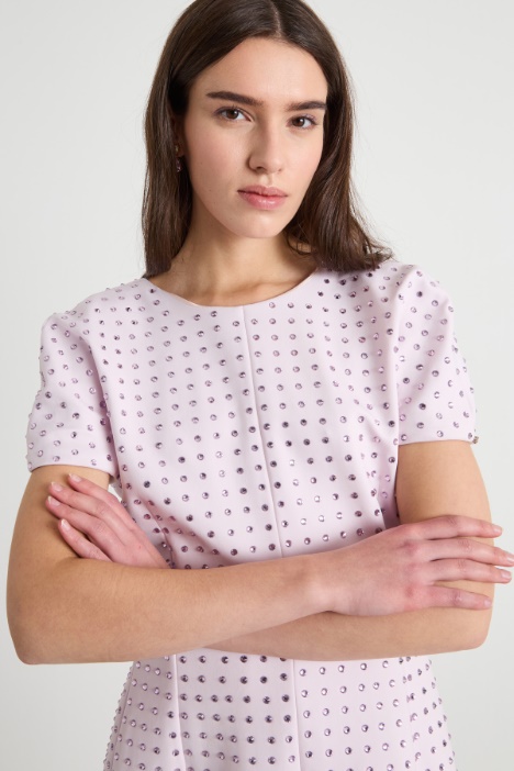 Vestido de cuello redondo con pedrería
