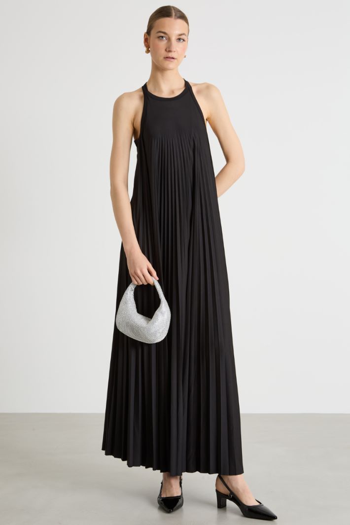 Vestido largo con falda plisada Intrend