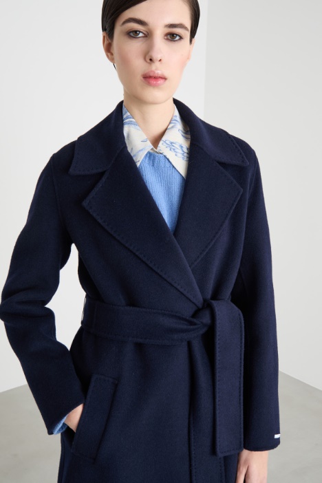Abrigo cruzado con cinturón