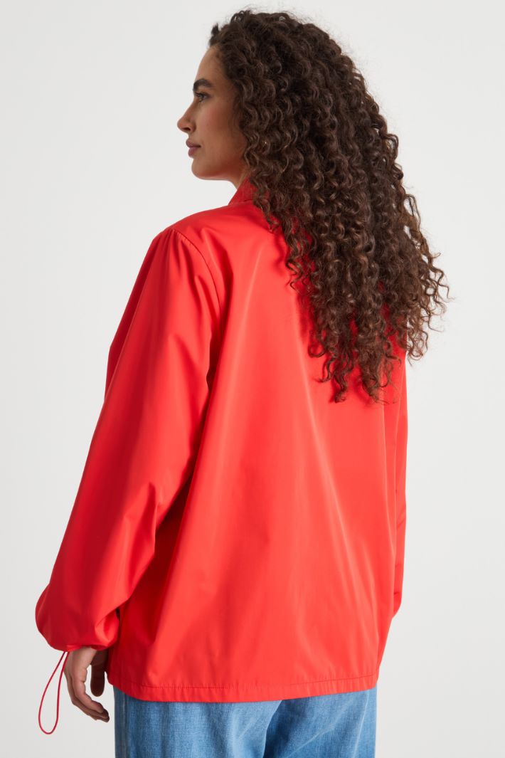 Short drawstring raincoat Intrend - 4